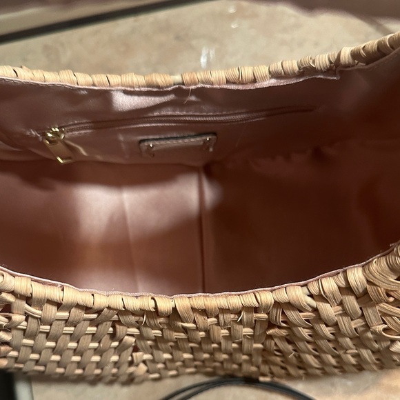 Chic Tan Woven Shoulder Bag with Pink Satin Details - Picture 2 of 4